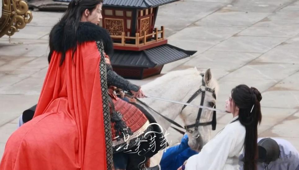 张凌赫新剧搭档林允，他骑马英雄救美这1幕男友力爆棚，全网嗑翻