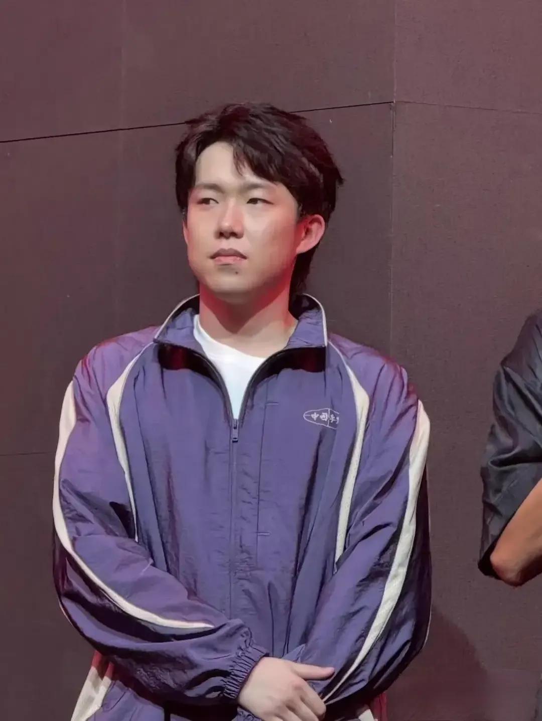 王楚钦现身李宁上海活动，休闲潮流风，帅气溢出屏幕