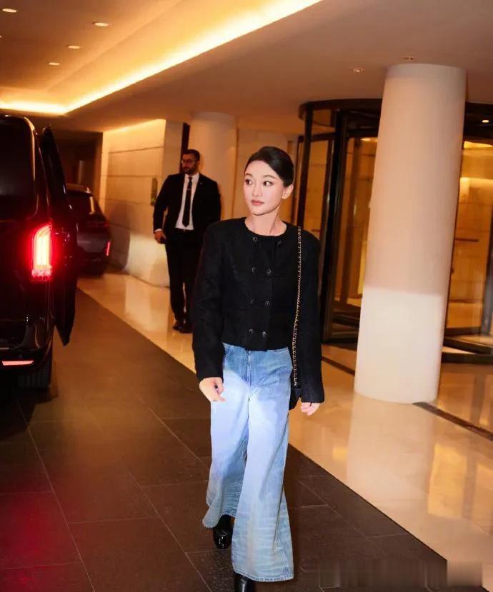 被50岁的“周迅”惊艳了！穿黑色小香风+阔腿裤，高级又洋气！