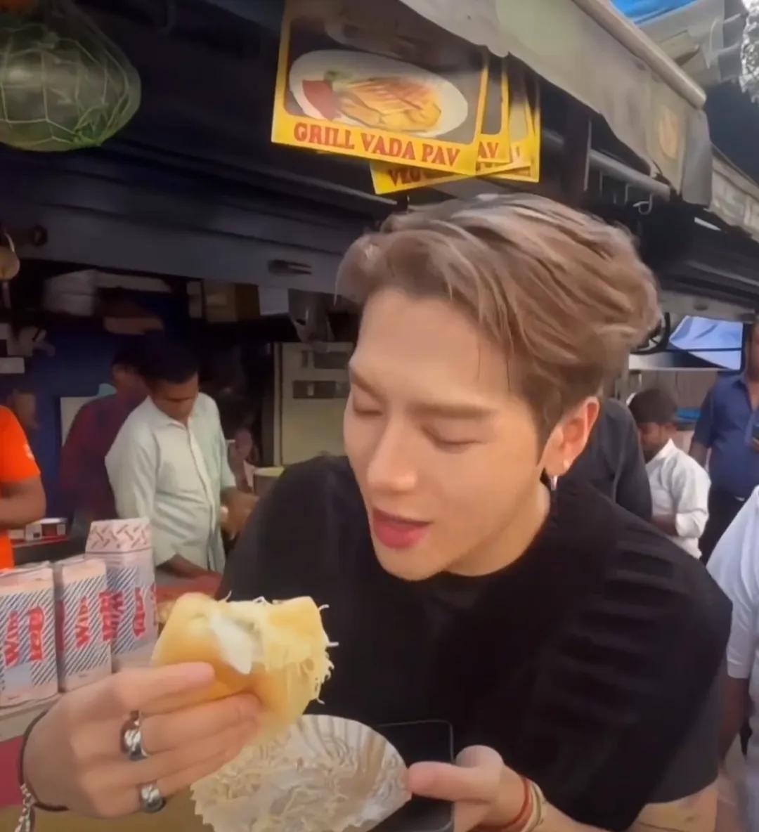 王嘉尔开辟新赛道，进军印度娱乐圈，帮忙宣传美食，表情耐人寻味