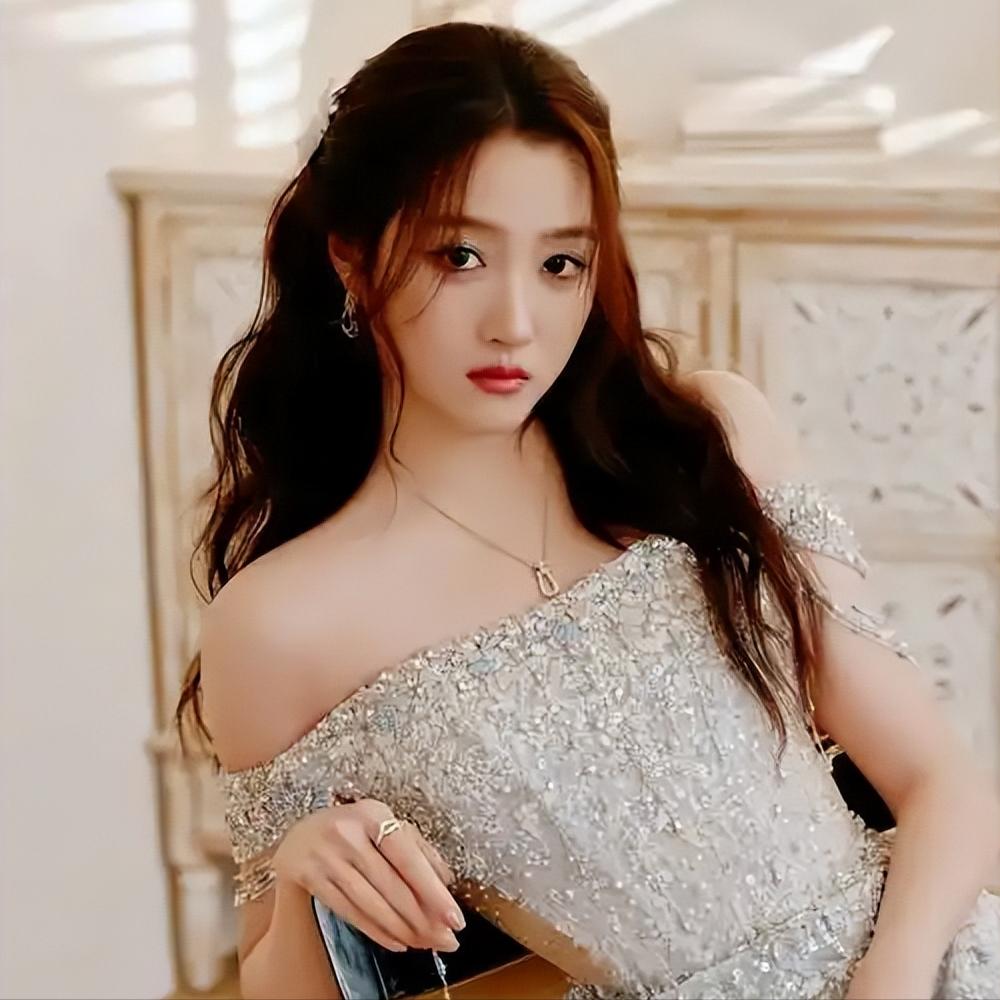 鹿晗做梦也没想到，关晓彤仅用八个字，竟意外撕碎了他最后的体面