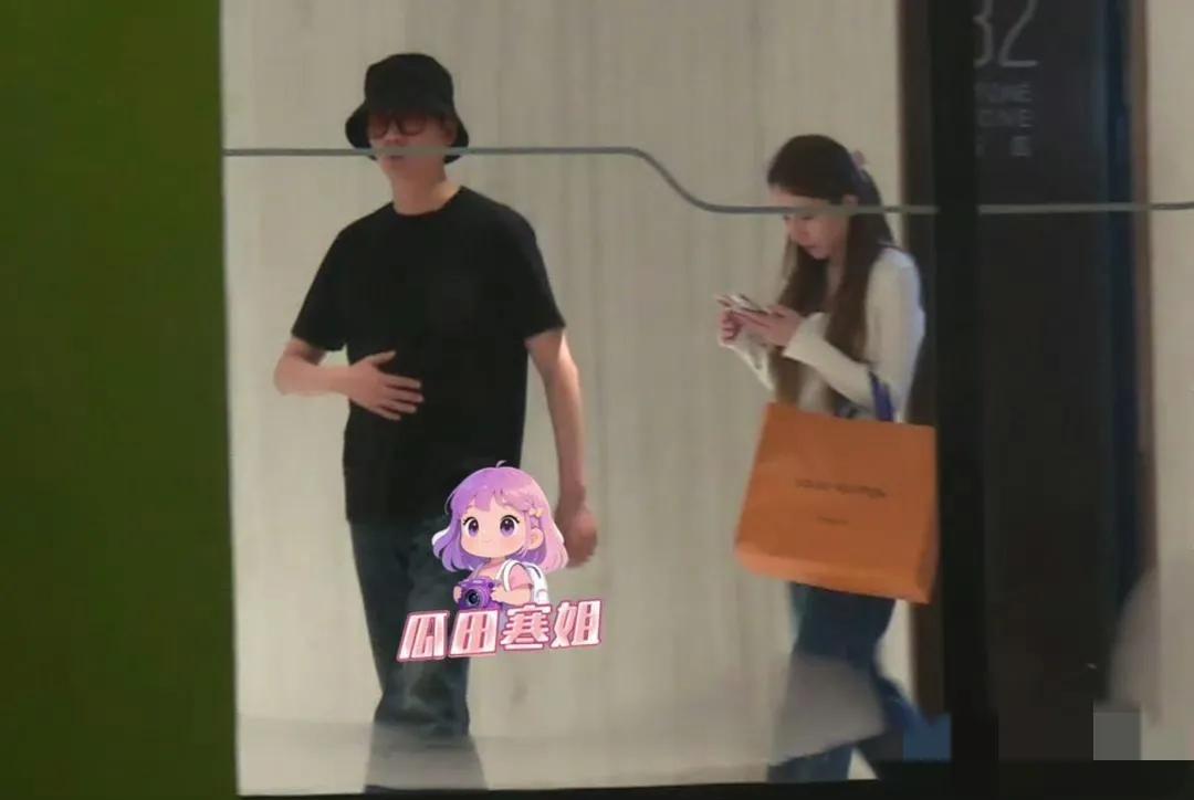 冯绍峰跟女友逛街被拍，两人超低调一前一后出电梯，女友看着漂亮