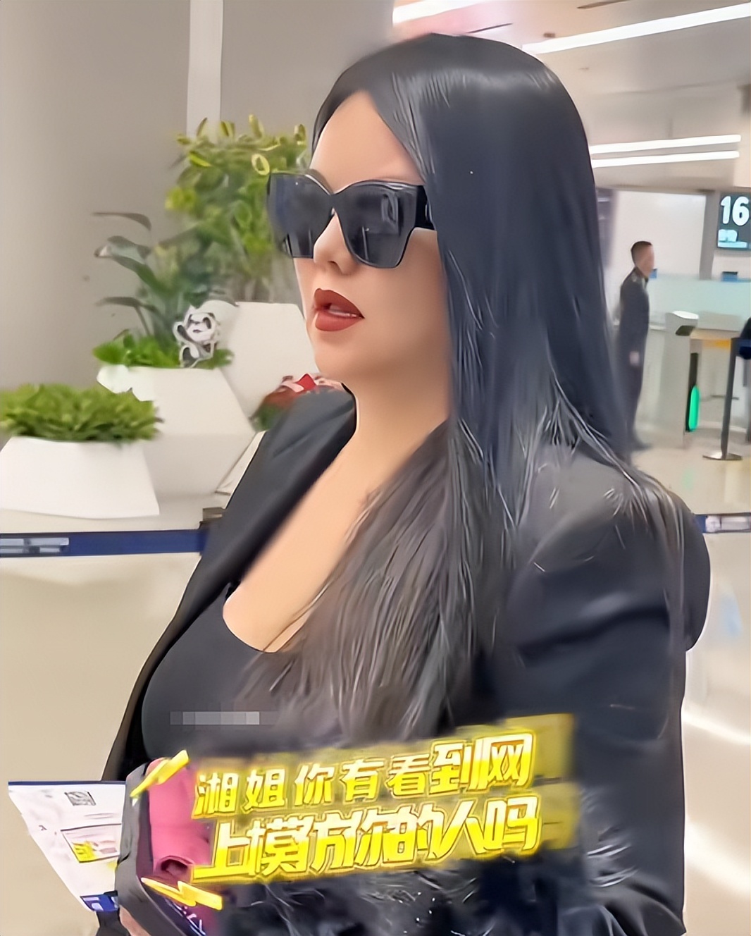 李湘破防了！机场遭粉丝贴脸开大，全程黑脸，连夜晒美照硬刚网友