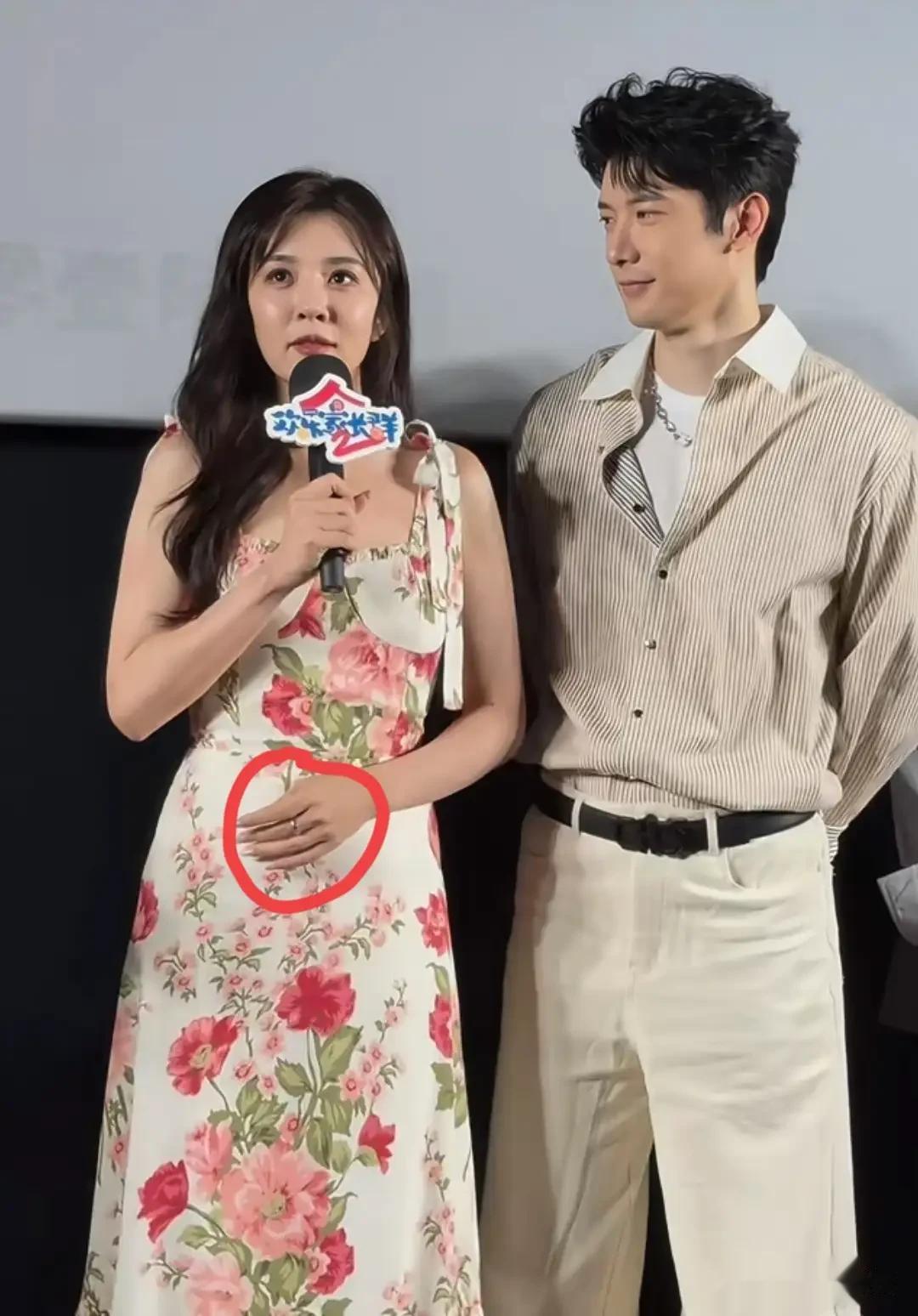 37岁王晓晨穿碎花裙娇俏出圈，现场怼脸双下巴抢镜，身材意外吸睛