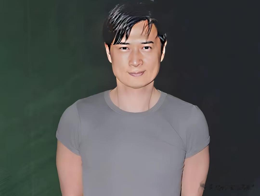 香港知名演员双鬓斑白，至今仍未结婚，和同性友人感情稳定
