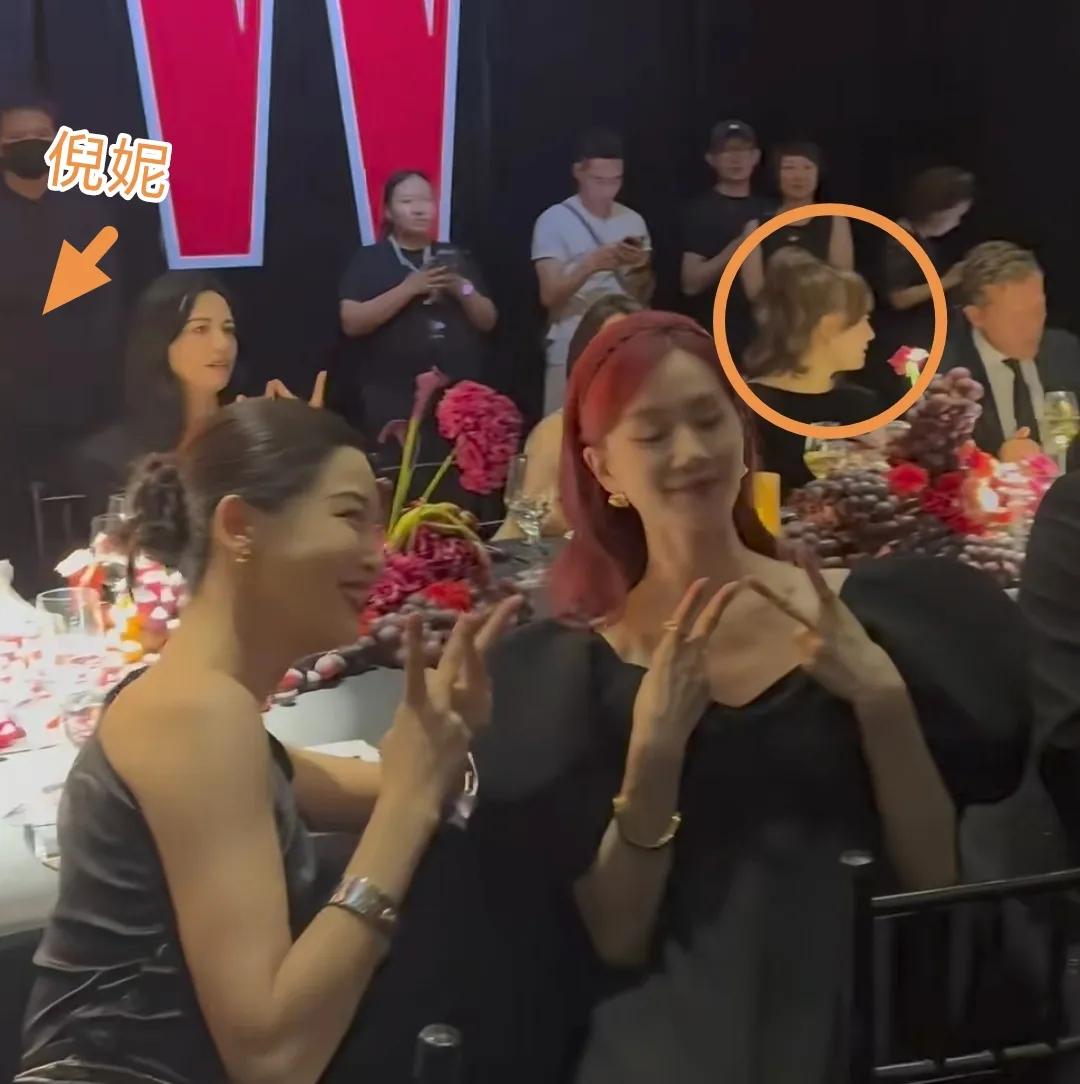 W主编搂着唐嫣，刘诗诗杨幂坐嘉人总裁身边，孙俪跟外国高管热聊