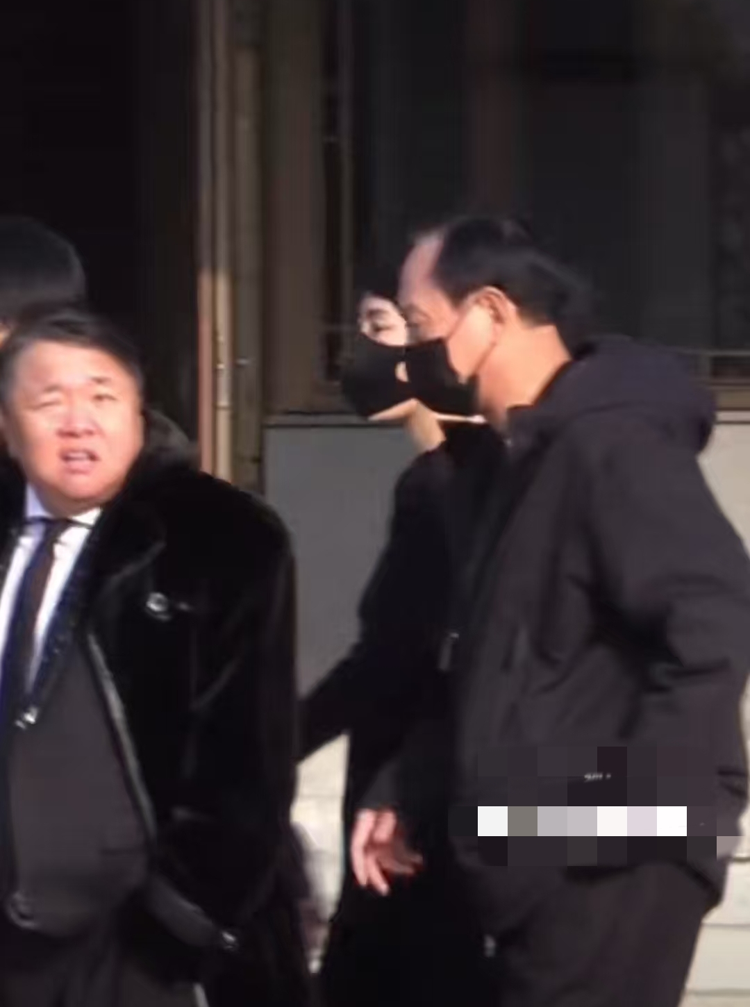 罗晋父亲追悼会！唐嫣父亲疑似现身，穿黑衣神色肃穆，明道也去了