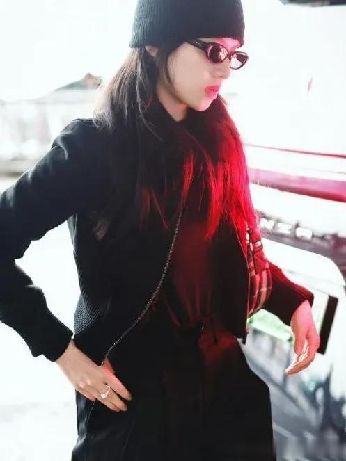 张婧仪机场私服真时髦!黑色短夹克+阔腿裤+冷帽,简约又高级!