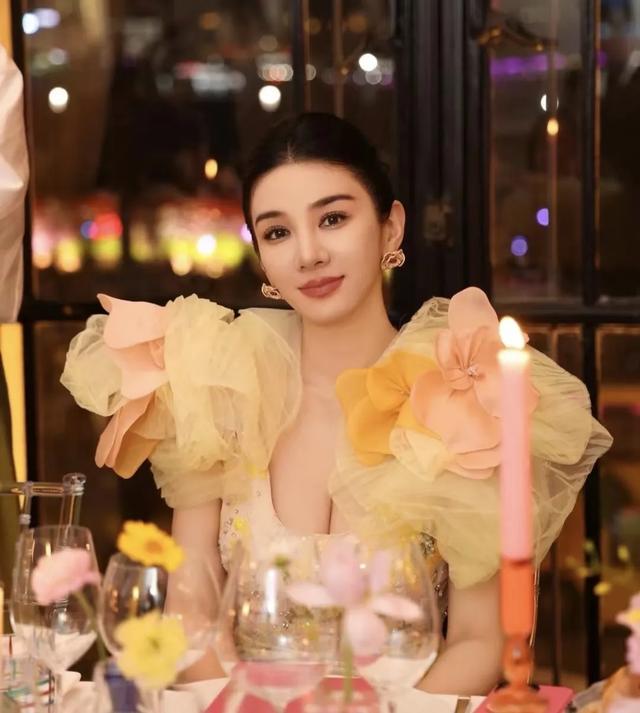 黄奕去斯坦福晚宴了,她穿红裙很高贵,跟西装男热聊交换联系方式