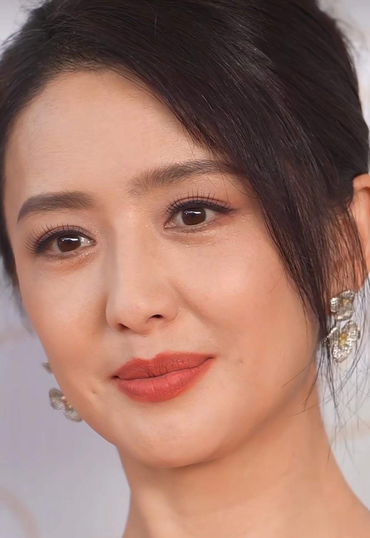 42岁佟丽娅活动怼脸拍！皮肤紧致 牙齿整齐，笑起来好甜，像28岁