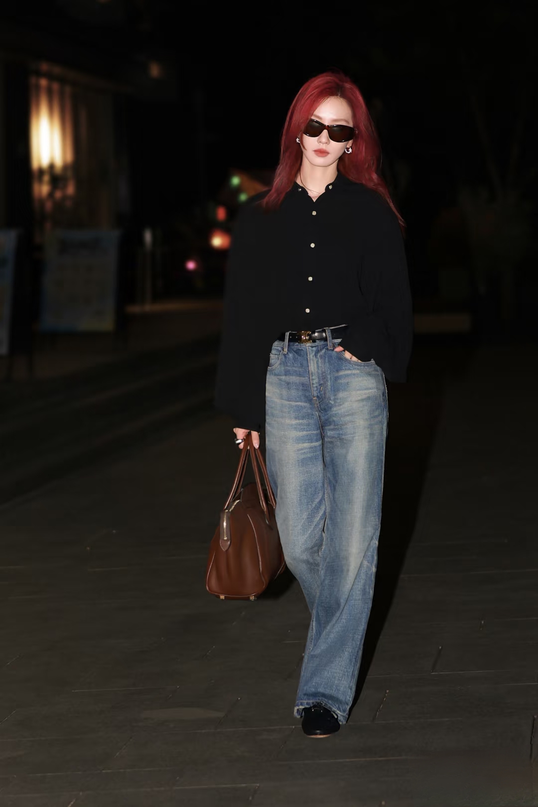 刘诗诗工作室分享美照,黑衬衫搭牛仔裤,红发衬得夜色都温柔