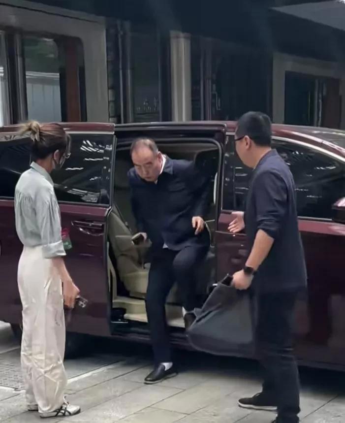 陈凯歌夫妻现身日本，他头秃背驼但很精神，俩人行李多像是要长住