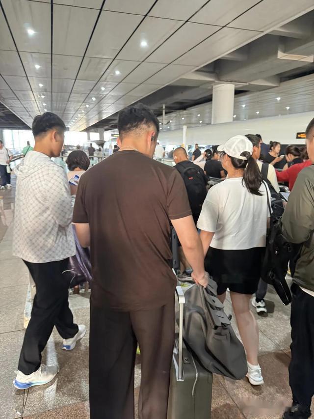 汪小菲坐高铁谈业务，一个人拖行李箱，休息室大口喝水，累的不轻