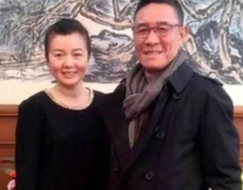 二婚嫁大13岁杜志国后,定居武汉素面朝天很自信,继子杜淳成心病