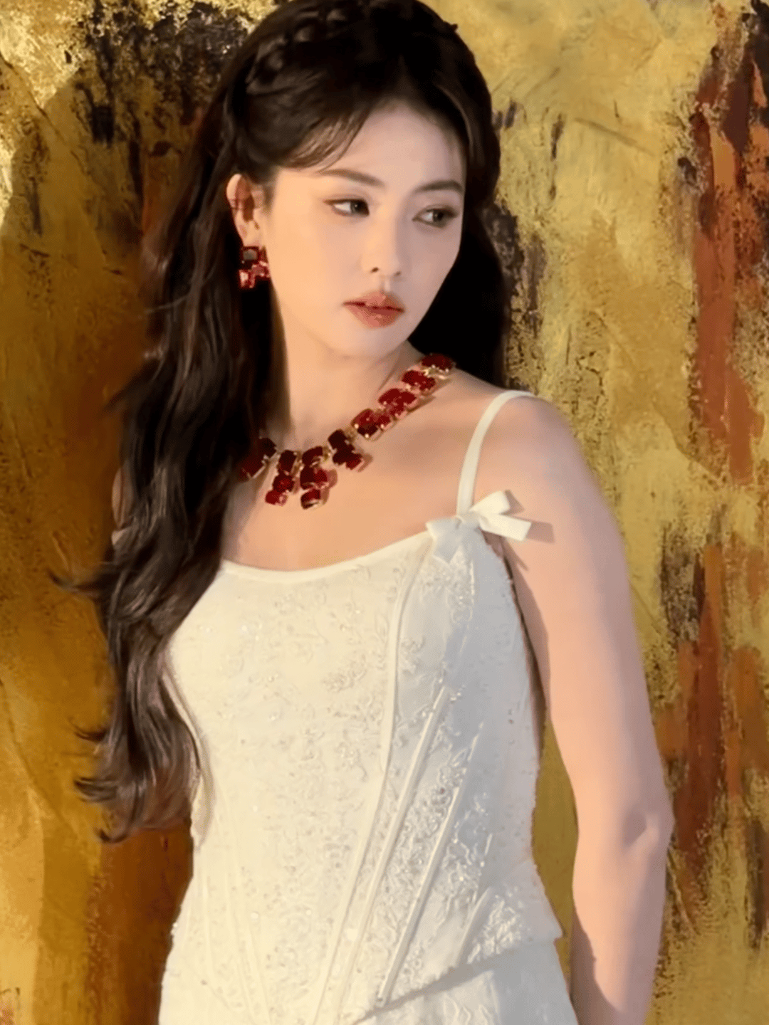 白鹿空降思念直播间，蕾丝礼裙勾勒柔美身姿，DIY奶茶藏满祝福