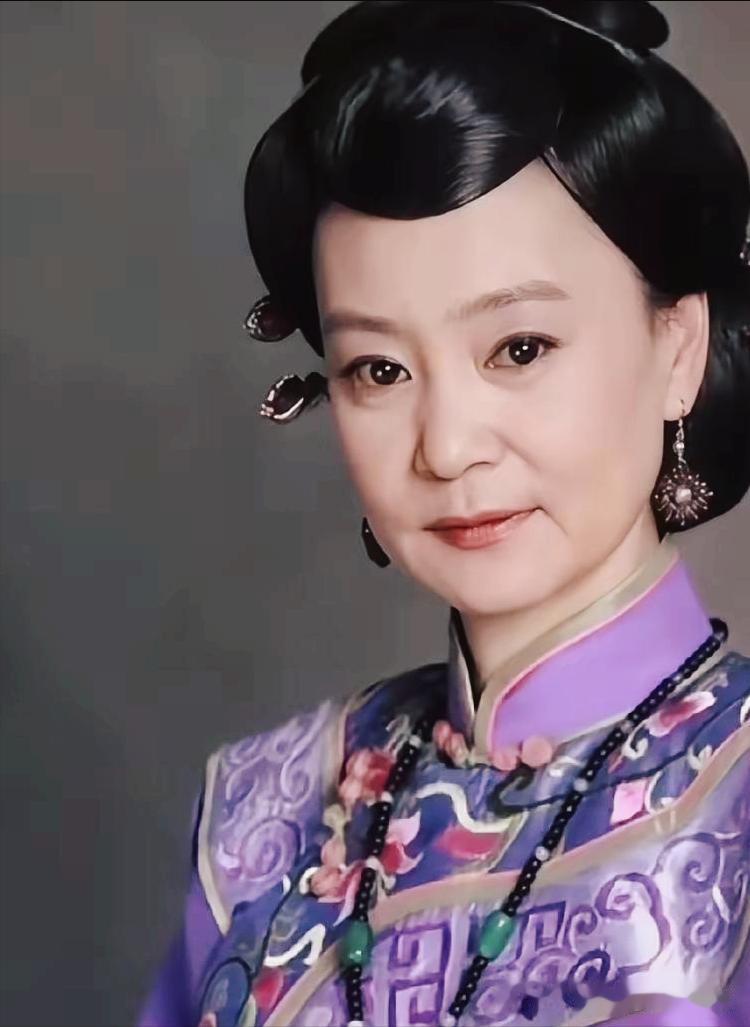 66岁刘雪华近照曝光，牙龈萎缩脸部坍塌，太瘦的弊端？