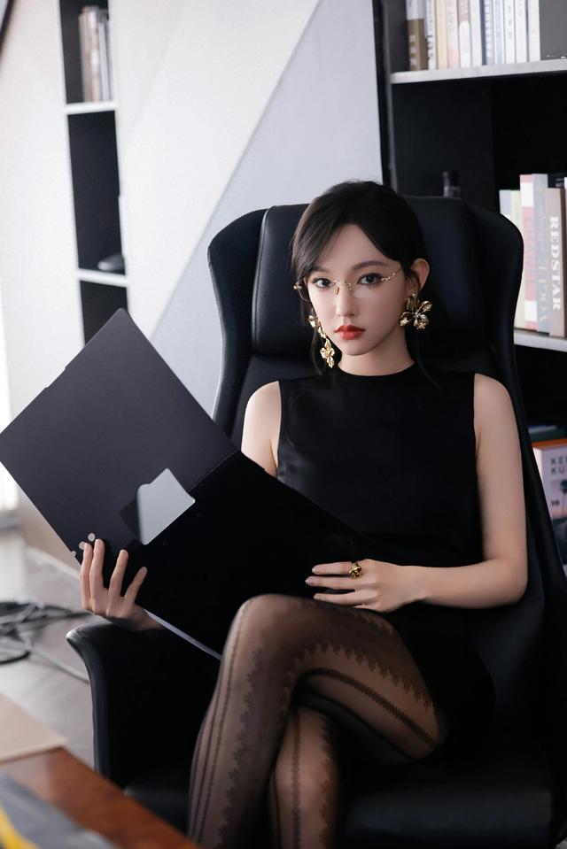 程潇金色眼镜,大长腿 网友:妈妈