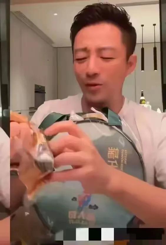 汪小菲直播吃咸肉粽子,表情有点想哭,大S最爱吃粽子!