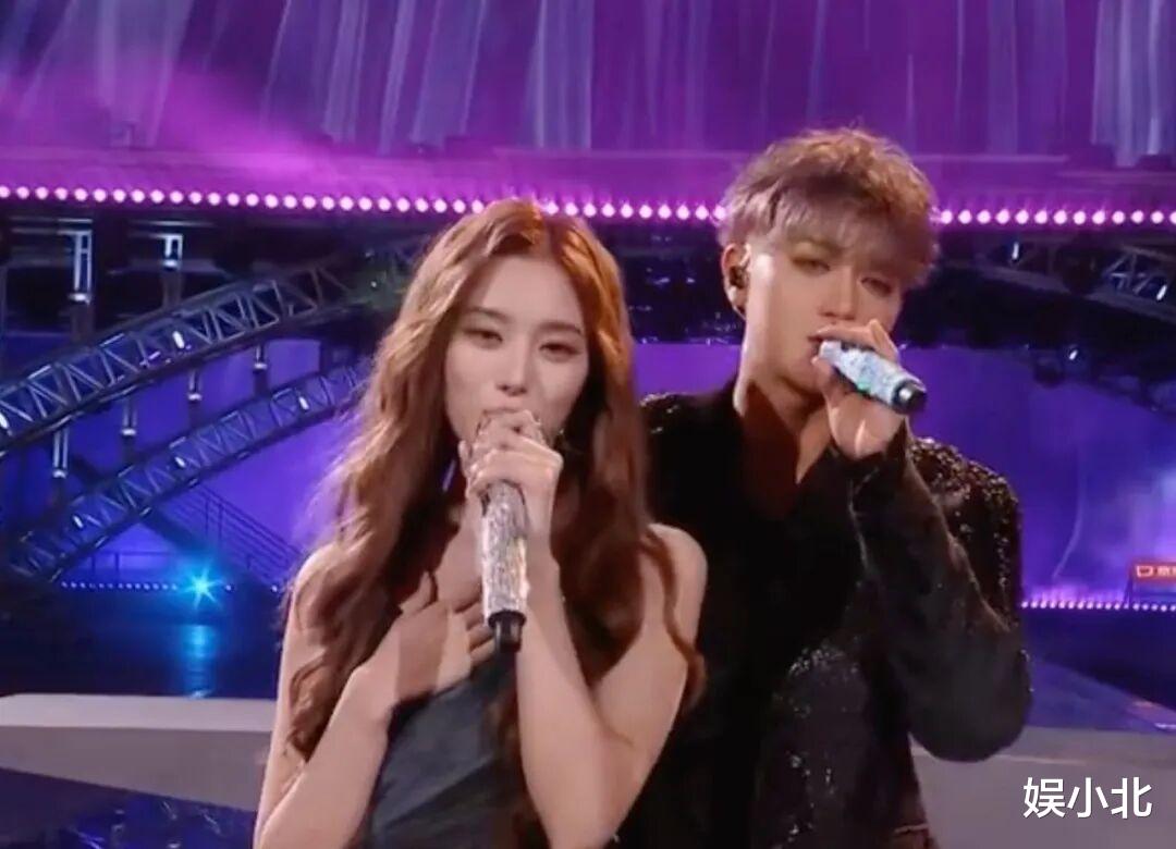 跨年晚会状况多:歌手跑调,演员假唱,主持人台下痛哭