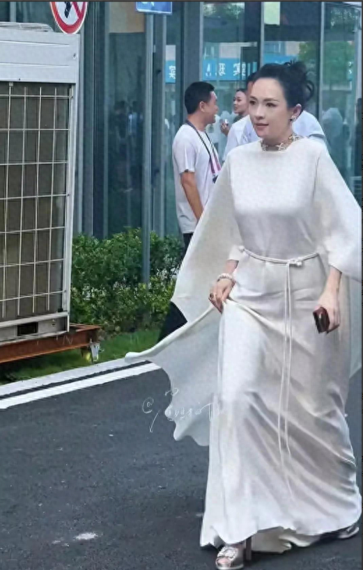 章子怡带嫂子炸场！这颜值对比绝了，网友：确定不是双女主？