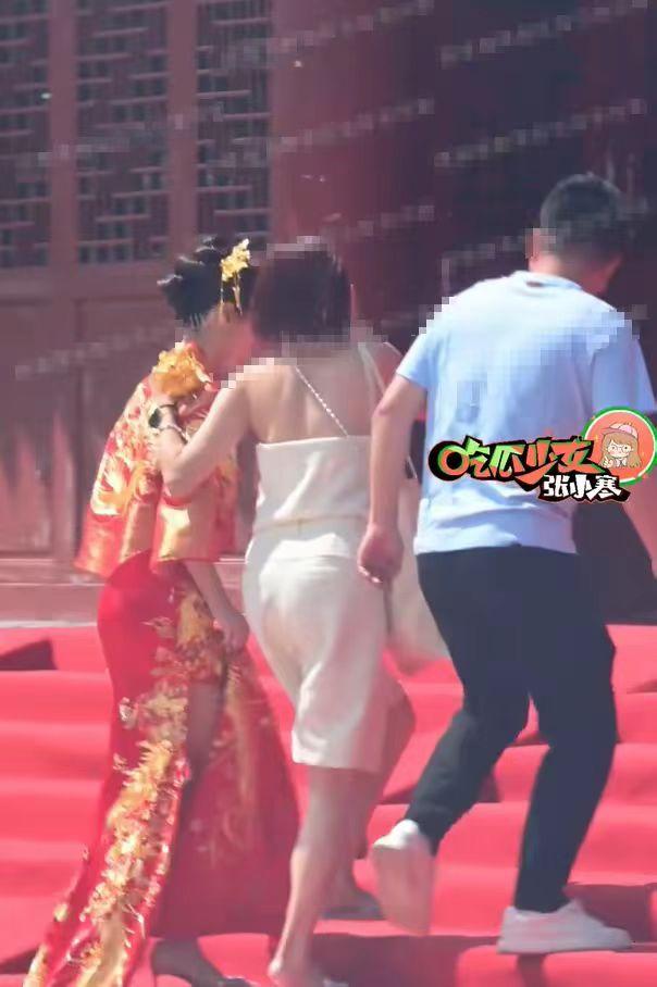 汪小菲婚礼刮大风画面曝光！在长城上誓言，张兰穿白色旗袍被喷