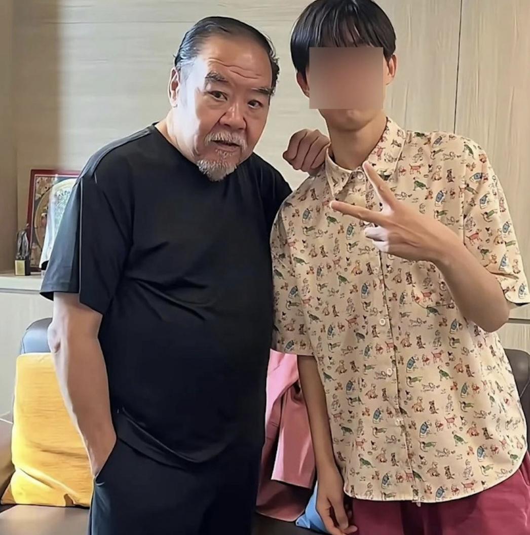 74岁郑则仕近照曝光，满脸白胡子身形变瘦，与周润发跑步减肥成功