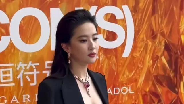 上海这一夜，被大方秀身材的刘亦菲惊艳，品牌高层都为她侧目