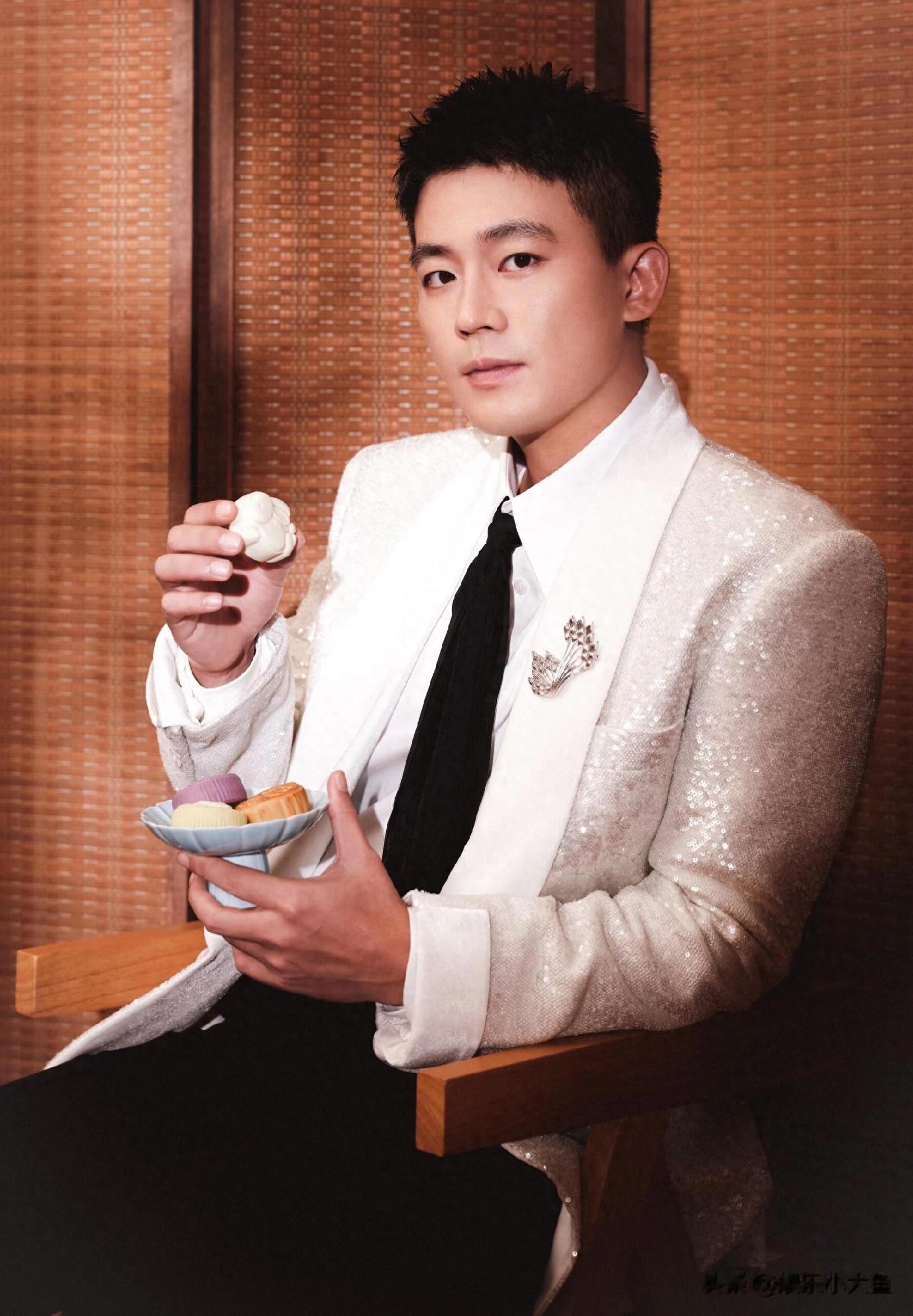 欧豪央视中秋晚会造型照,高质量男性的痞帅绅士感是这样拿捏的!