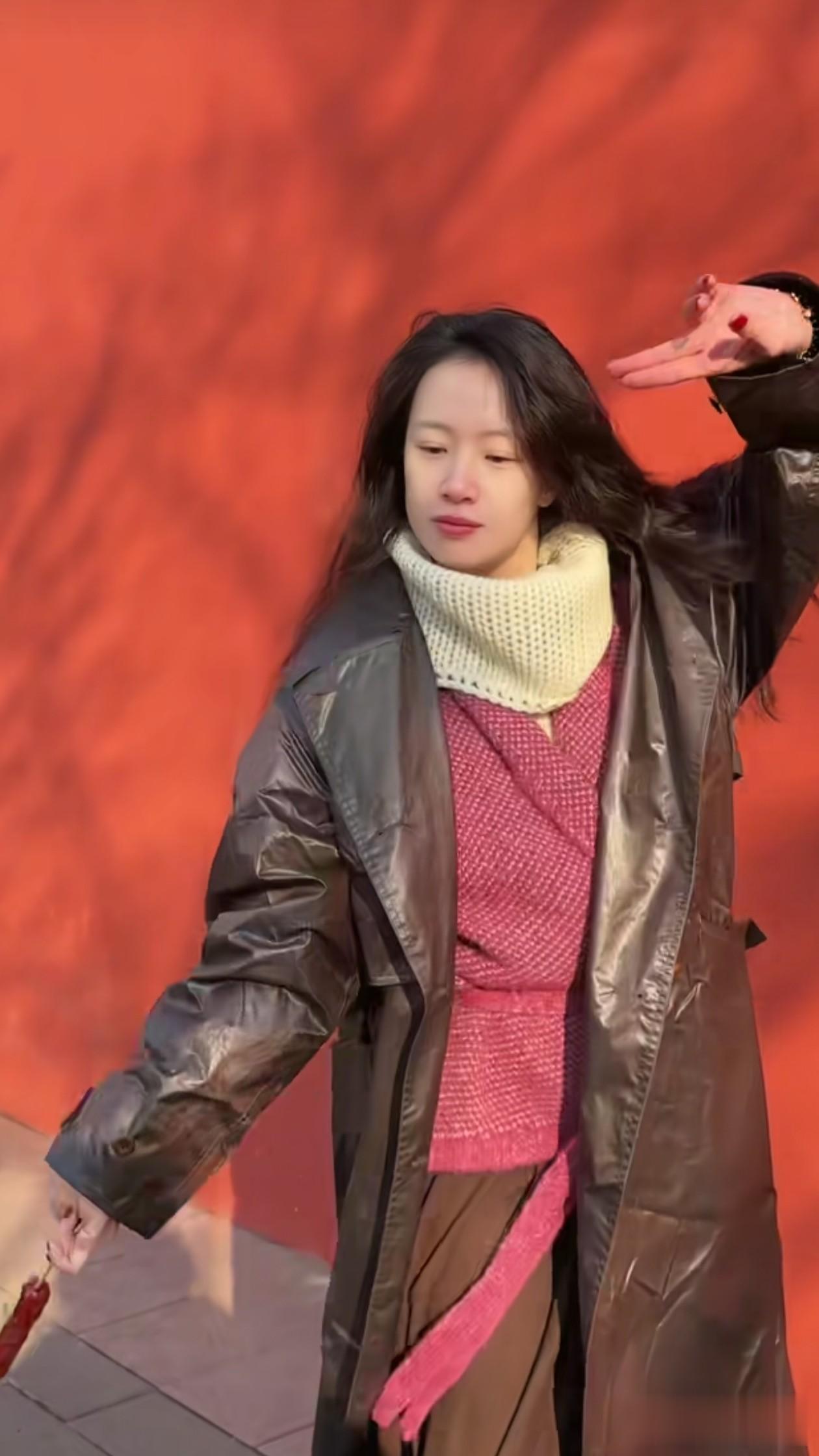 33岁李梦冬日穿搭：微卷发+皮大衣，复古又时髦，衣品太好了