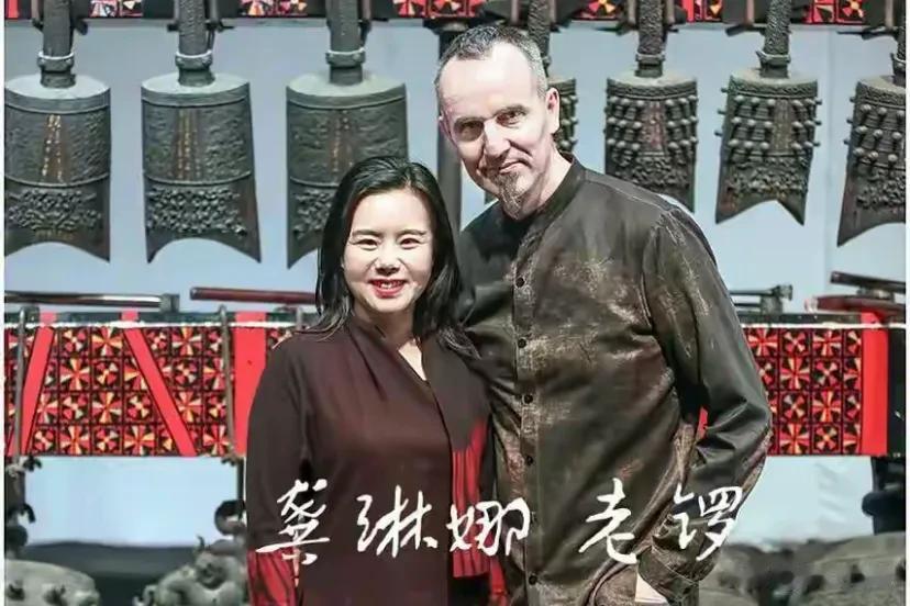 原来是老锣出轨!龚琳娜49岁才明白:婚姻里最狠的真相