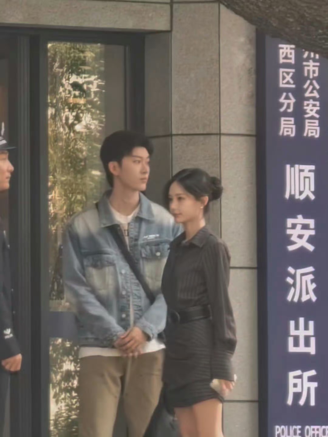 李一桐拍戏被偶遇，本人也太瘦太美了吧，大冬天穿短裙好单薄呀！