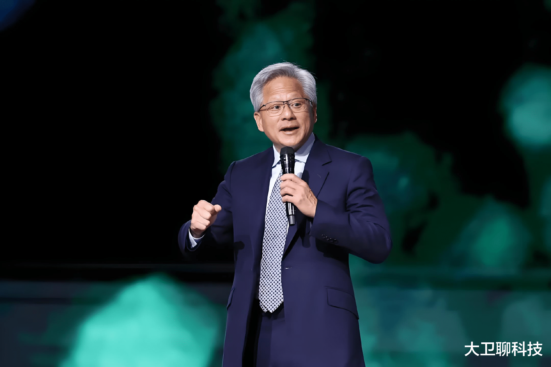 美國突然松口，中國卻遲遲不點頭，英偉達百億訂單為何送不出？