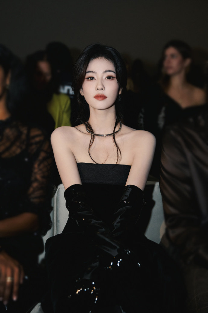 白鹿与科比大女儿同框看秀