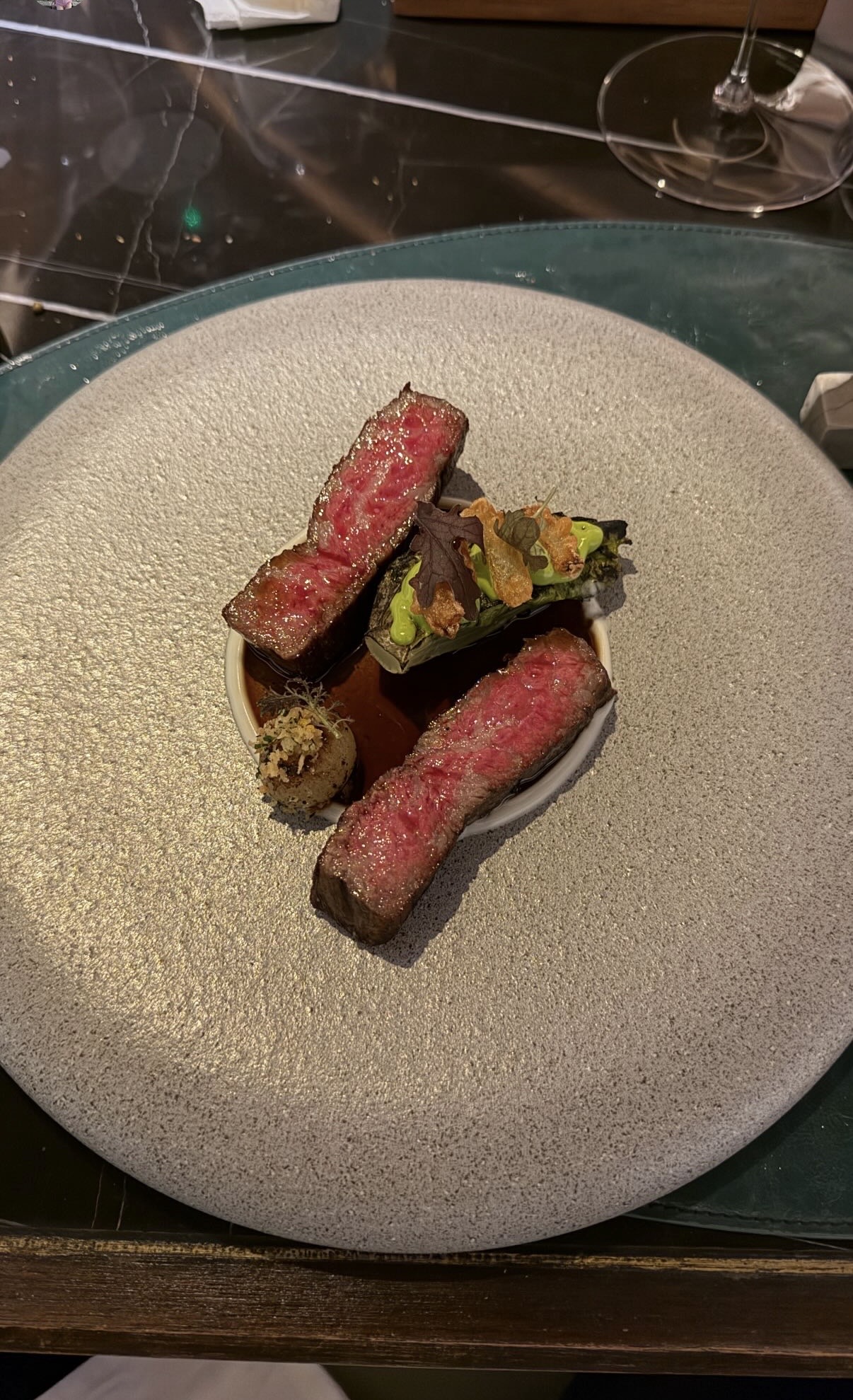 何超云平安夜盛装赴约，穿酒红色长裙明艳动人，被曝交往了新男友