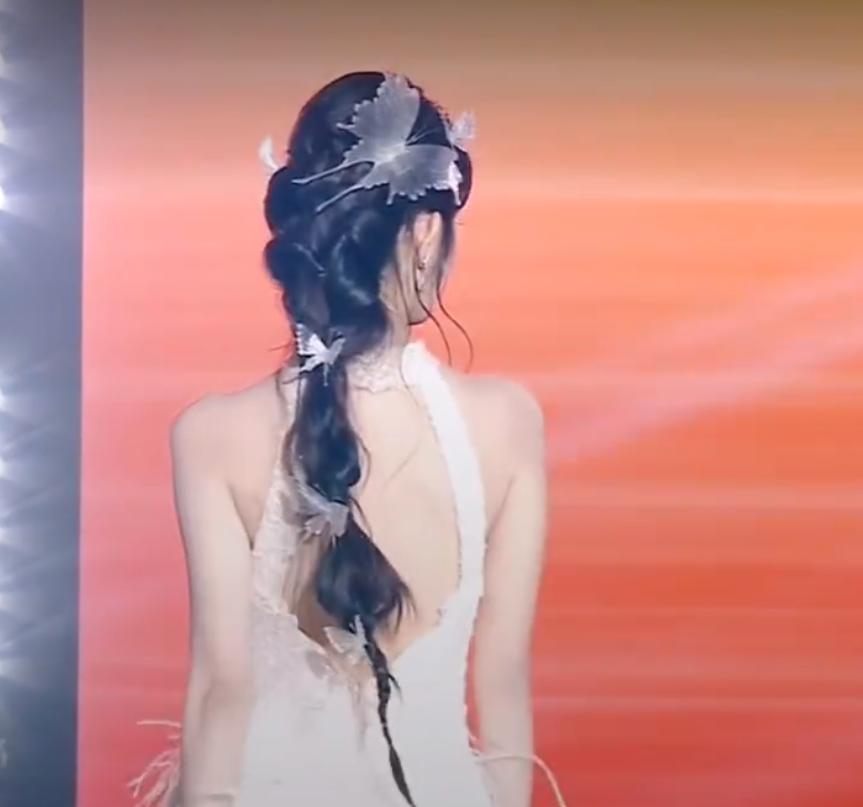 短剧盛典“群魔乱舞”，郭欣宇歪嘴，陈芳彤脸肿，唯有她抗住了