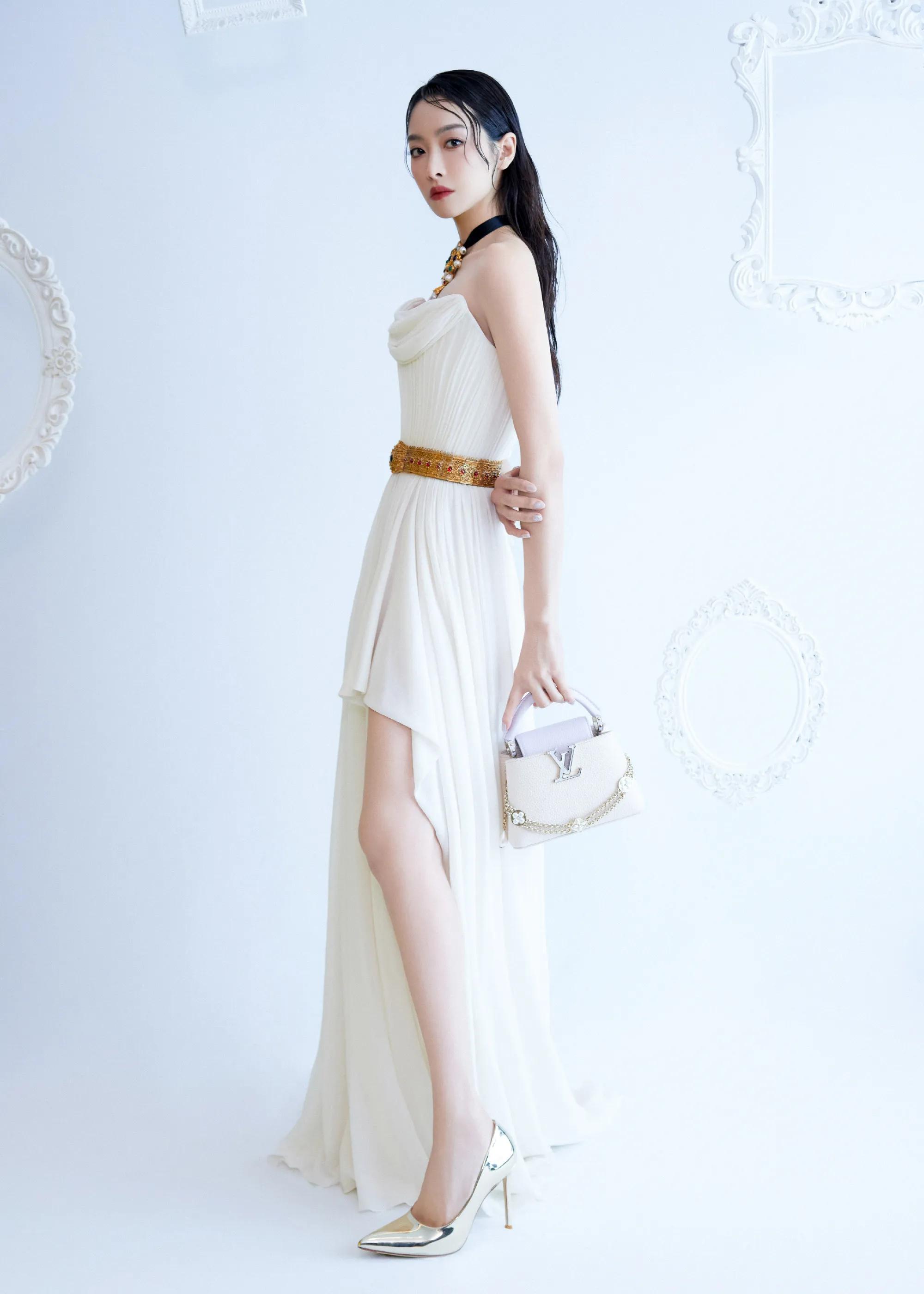 宋茜纯白抹胸连衣裙，流畅的直角肩和锁骨线条，美成画报啦