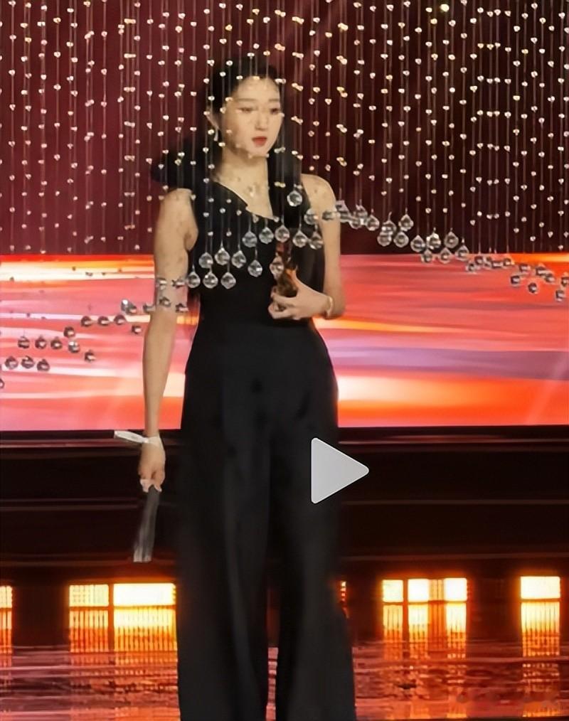 分手传闻仅7个月,高调官宣的关晓彤,悬着的心终于放下了