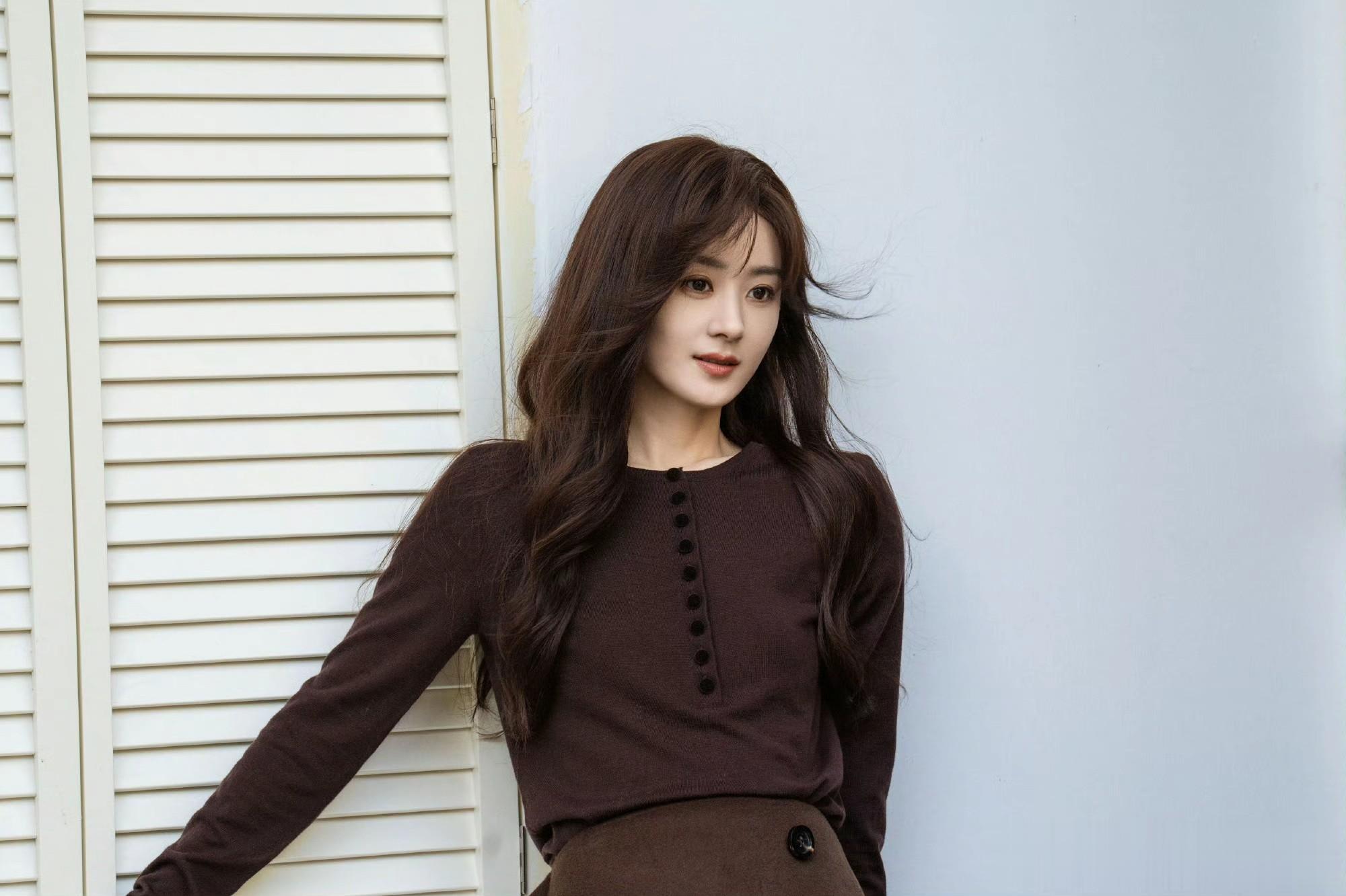 赵丽颖秋日慵懒风大片：针织温柔与复古情调的双向奔赴