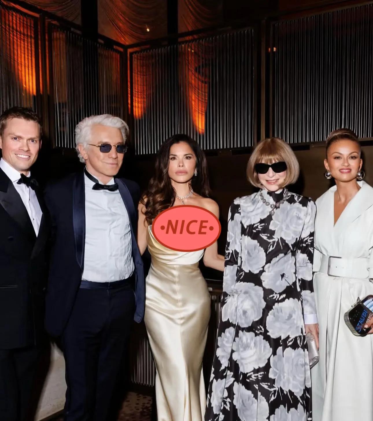 56岁邓文迪出席晚宴!一套祖母绿珠宝贵气十足,俩女儿让她变自信