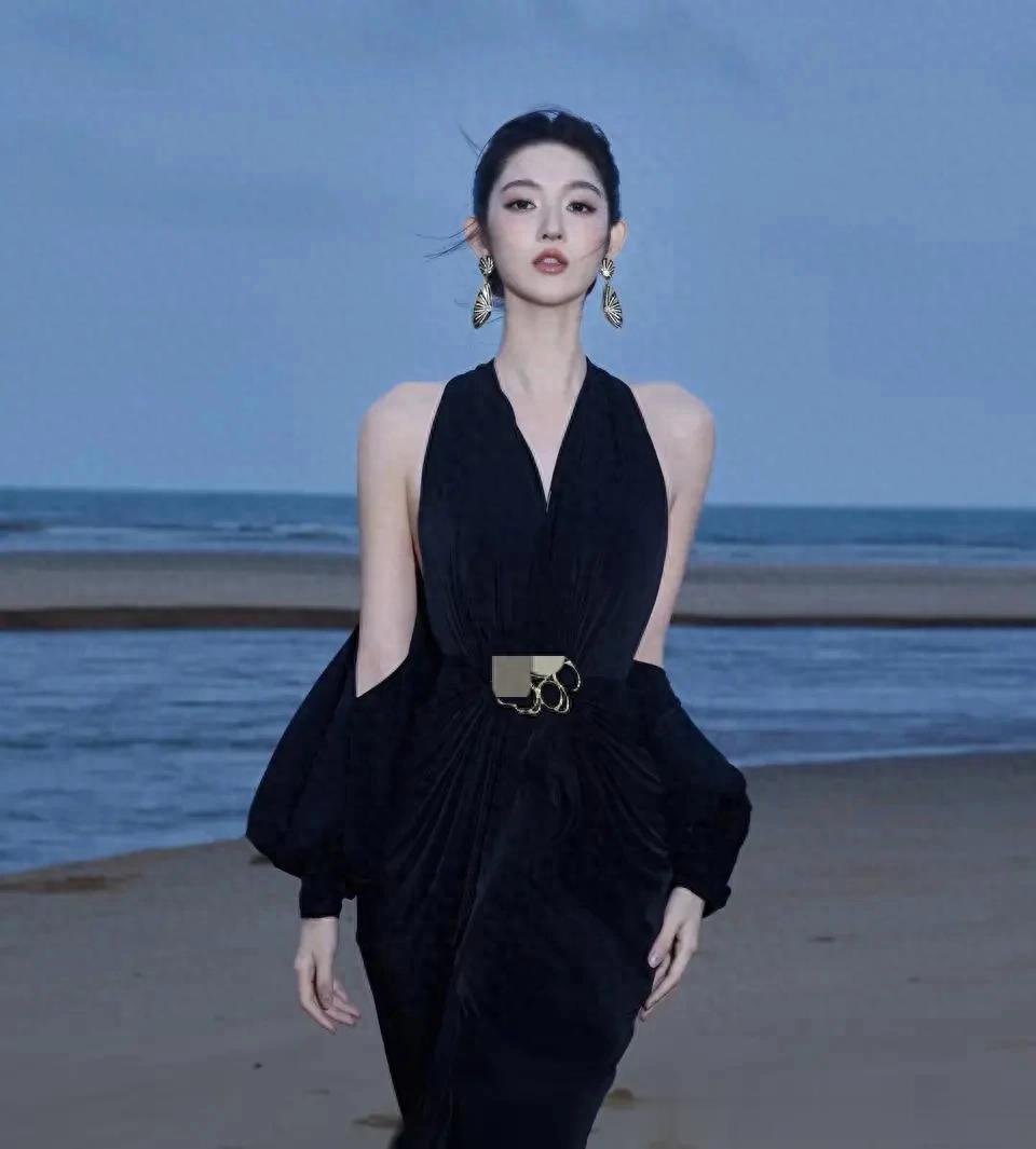 王玉雯换风格后气质大变！穿黑色挂脖裙+盘发，优雅又高级！