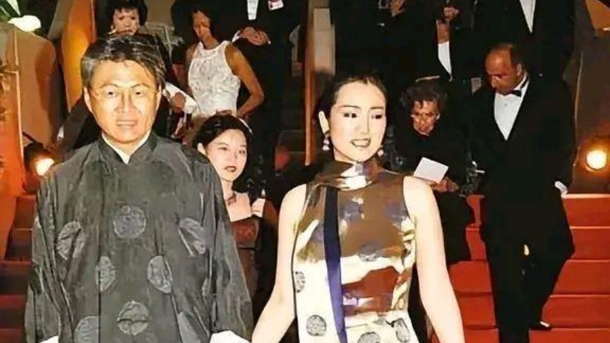 巩俐前夫身份揭秘,圈外商界精英,75岁新加坡静享天伦