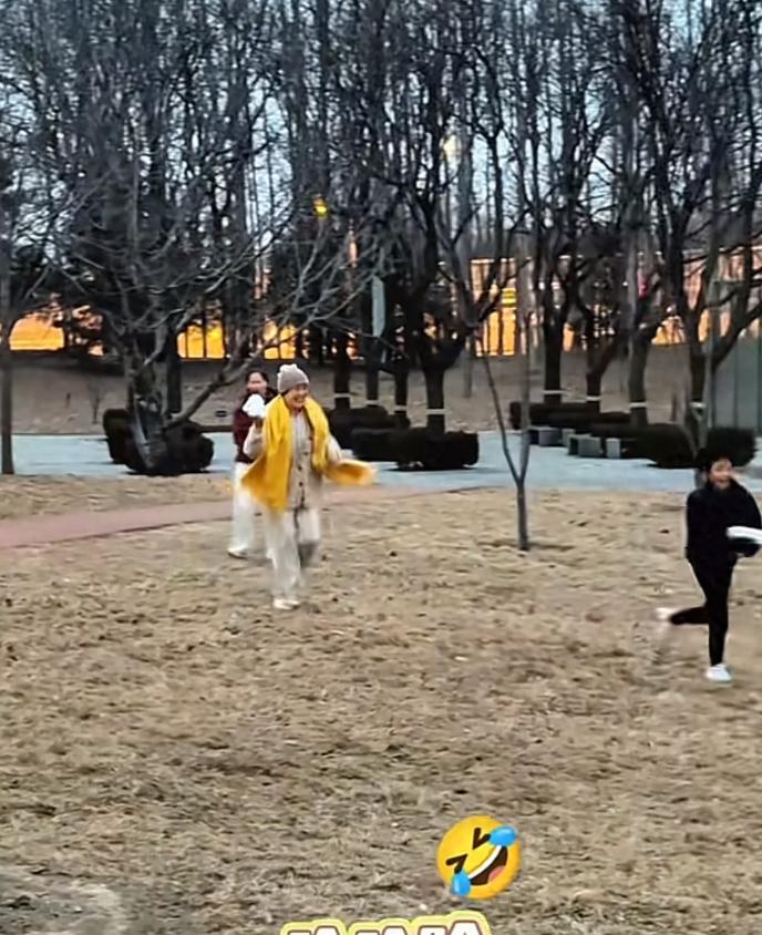 汪小菲专心陪马筱梅待产！玥儿箖箖在奶奶家吃饭香，很爱北京的雪