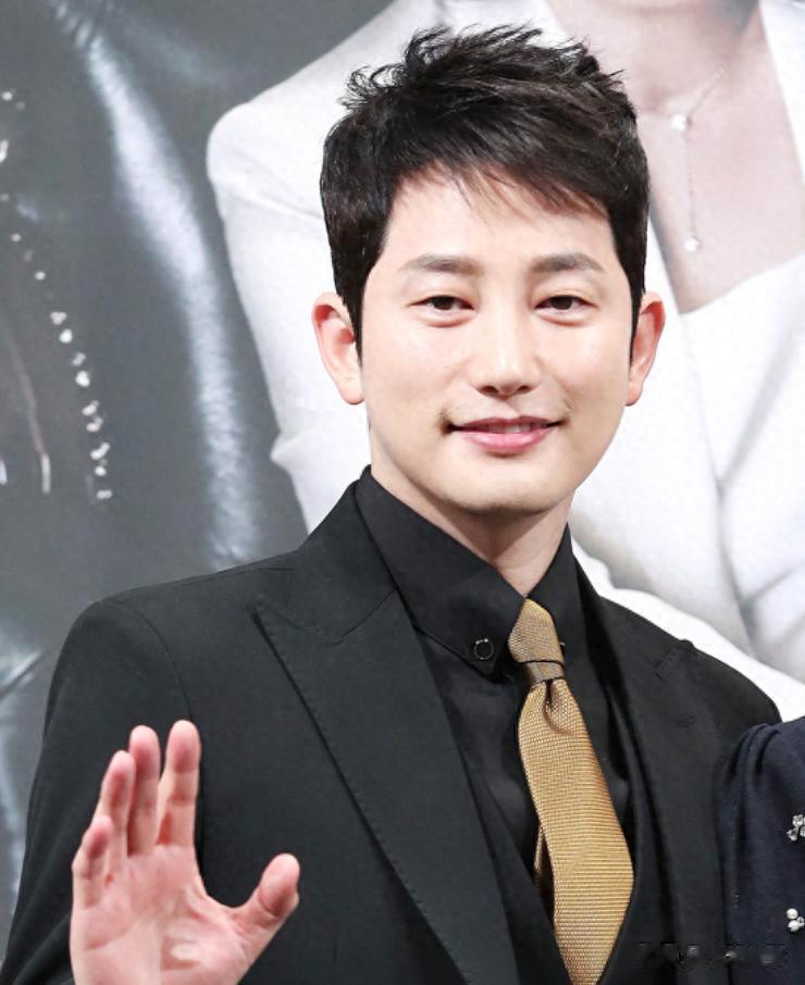 韩国男星48岁仍然单身，坦言自己不抽烟不喝酒，一天只吃一顿饭