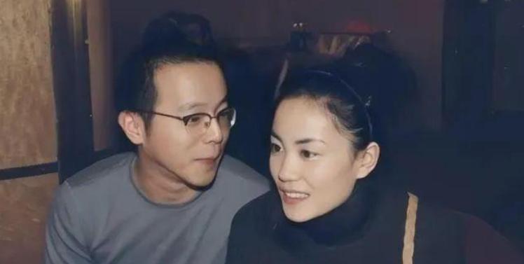 爱上有妇之夫,抢走王菲丈夫,未婚先孕,如今只能和女儿相依为命
