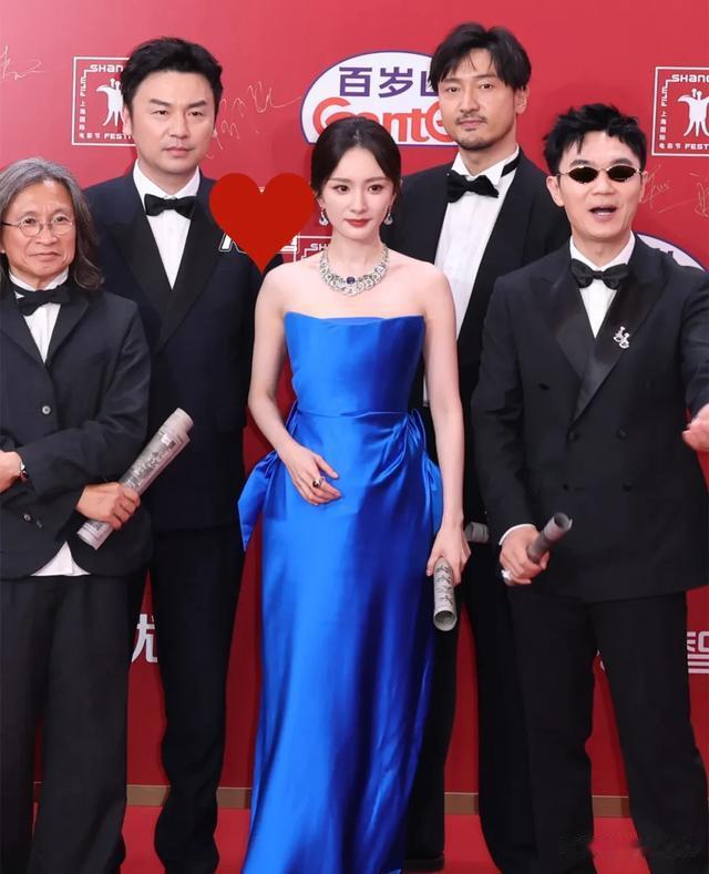上影节开幕红毯生图好精彩！杨幂瘦到面部凹陷，章子怡短发抢镜