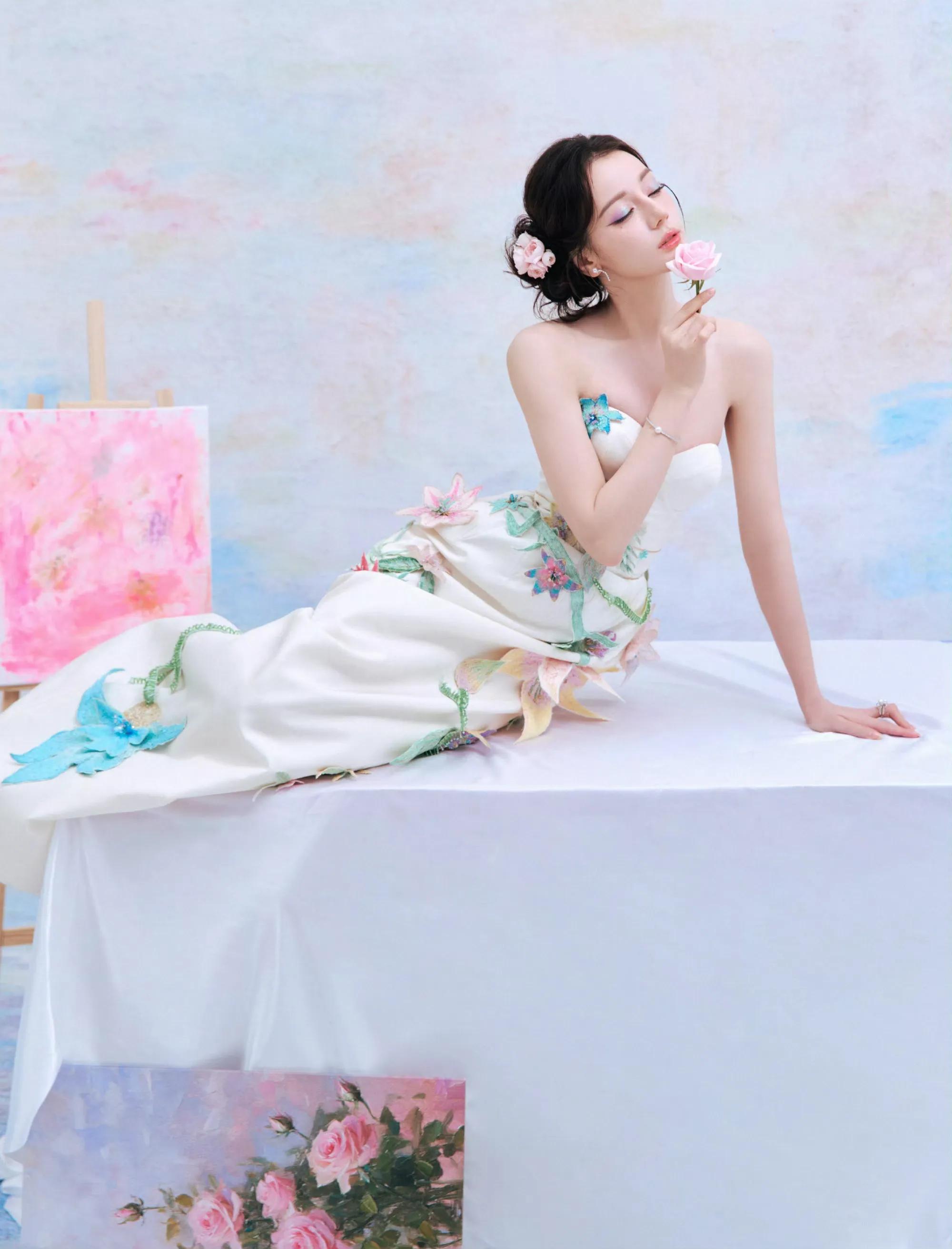 迪丽热巴鲜花裙妆造