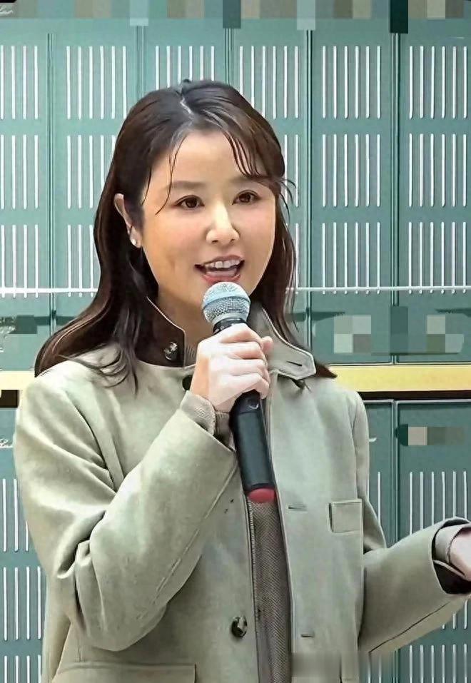 49岁林心如增肥后大变样！穿西装+阔腿裤好高级，差点认不出！