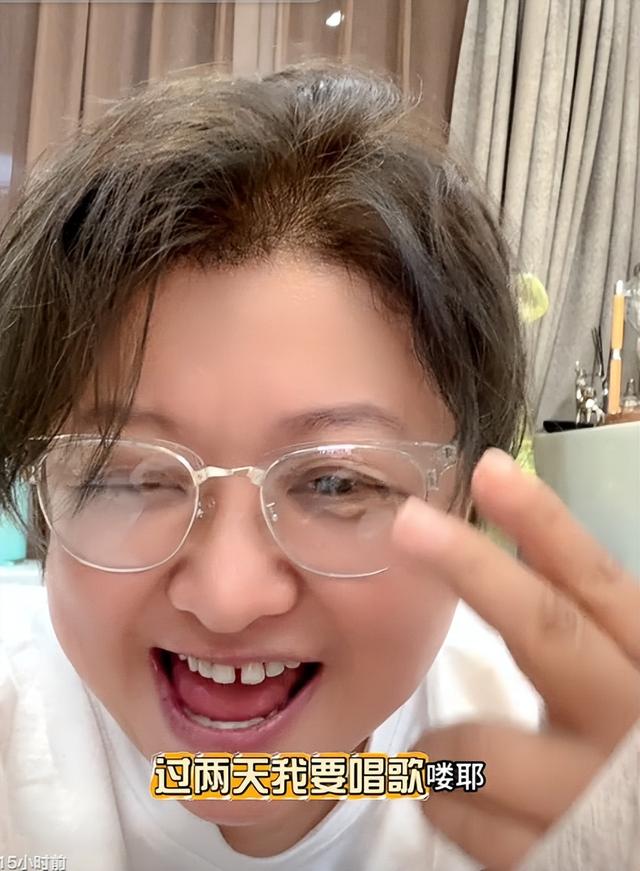 韩红又瘦了！为开全球演唱会减肥不吃肉，豁了几十年的牙缝也补了