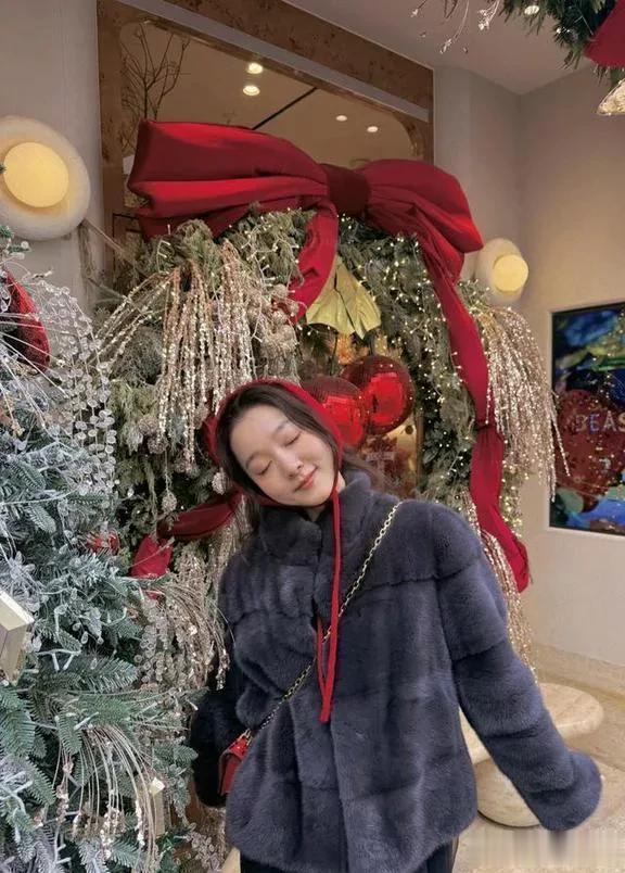 马龙一家现身北京三里屯，龙嫂身着皮草头戴小红帽，漫步街拍留影