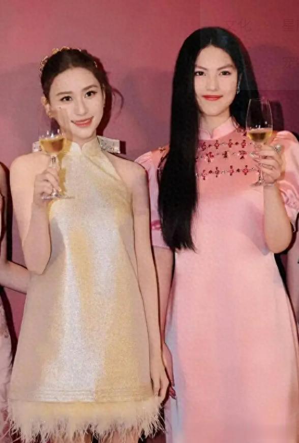 王诗龄与何超莲同框，颜值秒杀何，婴儿肥消失，与李湘年轻时撞脸